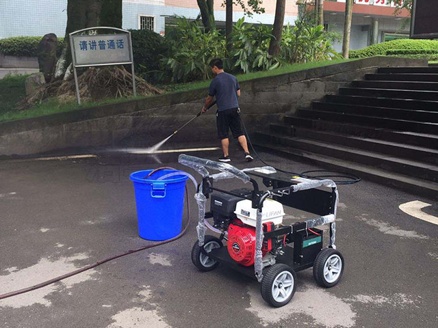 小区路面高压清洗机使用现场