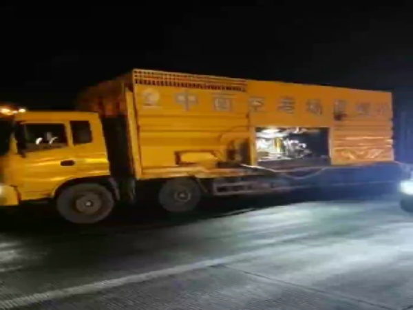 "“高压水除线除胶机革新道路养护：零污染精准清除技术获我国交通部重点推广”"