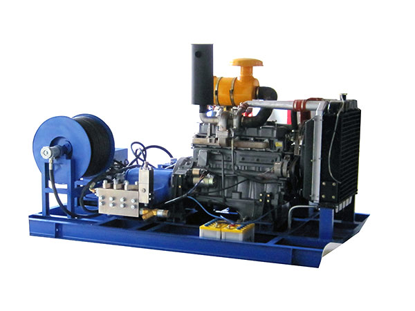 "化工管道疏通机：保障生产的核心设备"